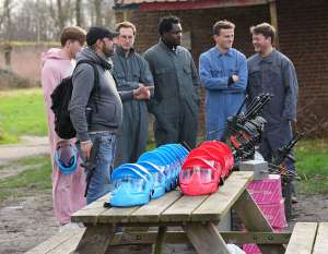 Un groupe de jeunes se prépare pour une partie de paintball à Bruxelles, le 30 janvier 2025