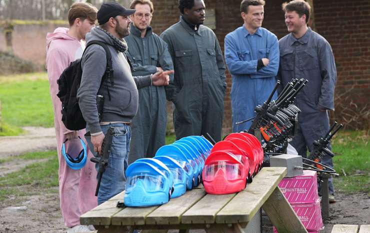 Un groupe de jeunes se prépare pour une partie de paintball à Bruxelles, le 30 janvier 2025