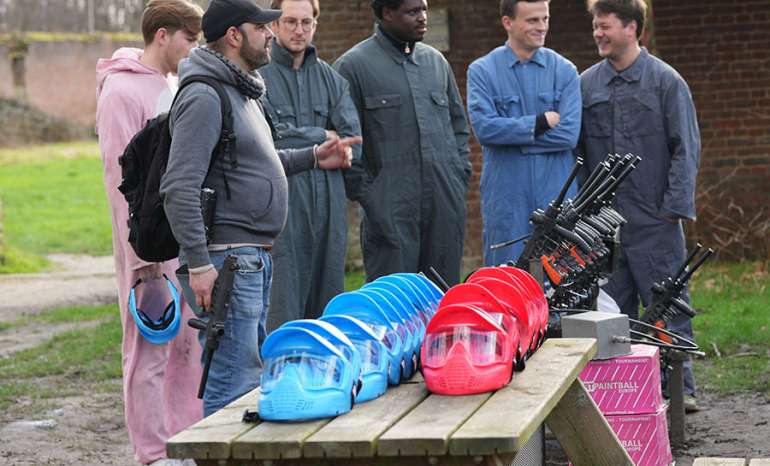 Een groep jongeren bereidt zich voor op een partij paintball in Brussel, op 30 januari 2025
