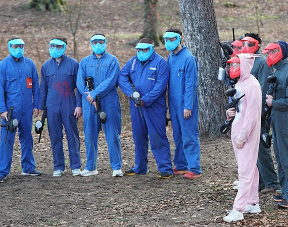 Een groep jongeren van Team Blauw wint de wedstrijd een wedstrijd paintball in Brussel, op 30 januari 2025