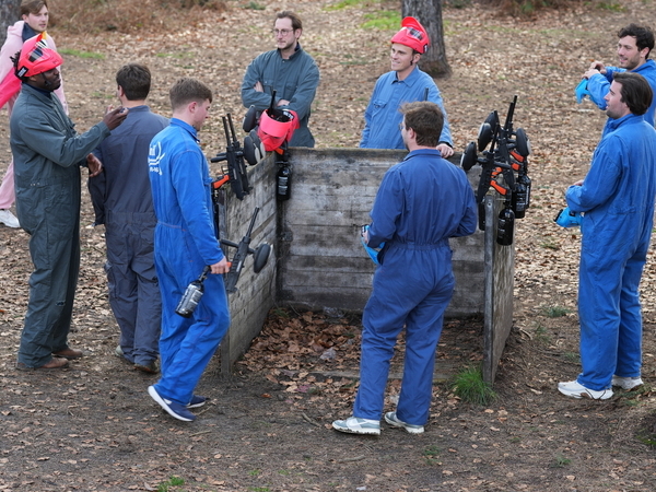Groupe d'adultes en combinaison de paintball prêts à jouer sur terrain outdoor Brabant Wallon