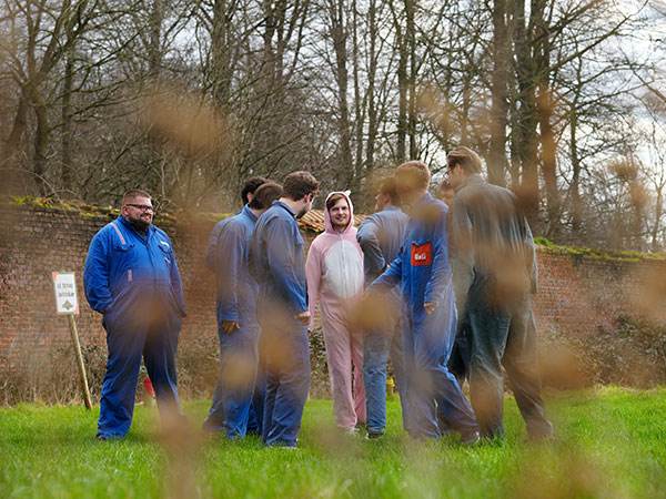 Anniversaire paintball Louvain-la-Neuve – Groupe équipé pour une partie outdoor Groupe d'adultes en combinaison de paintball prêts à jouer en plein air à Louvain-la-Neuve