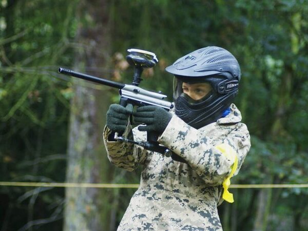 Enfants équipés de protections jouant au paintball basse puissance en Brabant Wallon