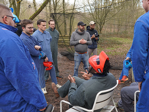 Paintball adultes Louvain-la-Neuve – joueurs équipés avant le briefing de départ Groupe d'adultes en équipement de paintball se préparant avant une session outdoor à Louvain-la-Neuve