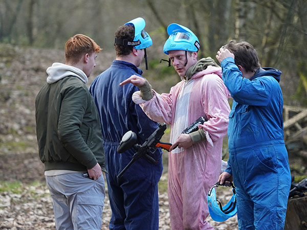 Groupe d'adultes en EVG paintball outdoor dans le Brabant Wallon, ambiance festive et adrénaline