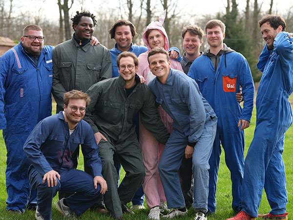 Een groep volwassenen viert een verjaardag met paintball in Waver