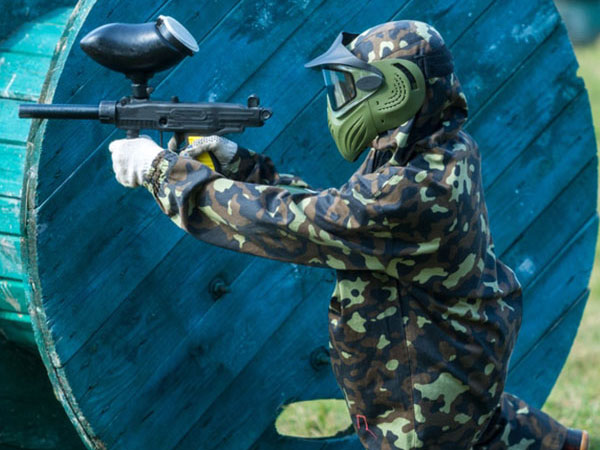 Enfant équipé jouant au paintball sécurisé lors d’une activité près de Rixensart