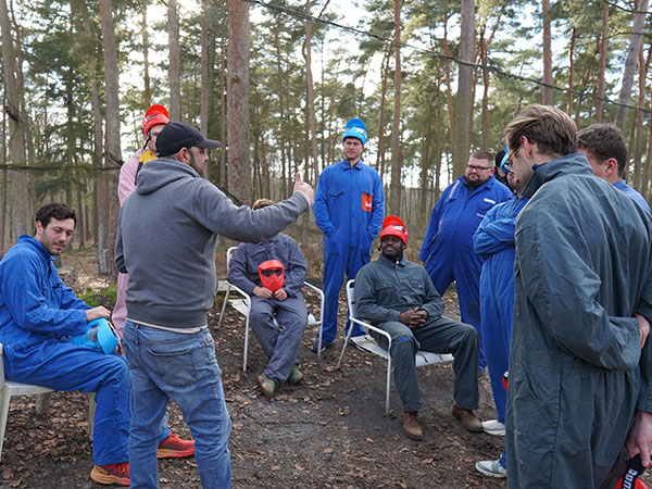 Bedrijfsteam tijdens een sessie paintball-teambuilding in Waver